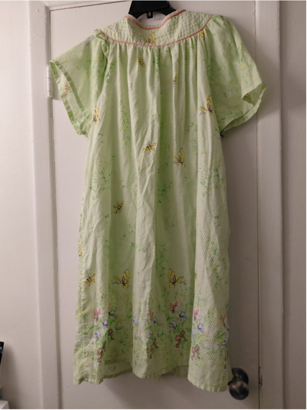 Vintage KMart PINK Butterfly Floral Pearl Snap Pocketed MuMu Medium Housecoat - Picture 3 of 3